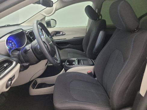 Used 2021 Chrysler Pacifica Touring FWD image 17