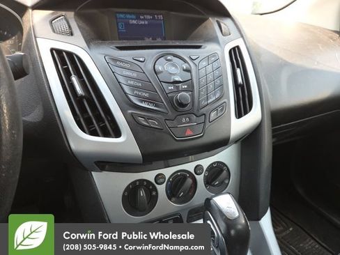 Used 2014 Ford Focus SE w/ Equipment Group 201A FWD image 3