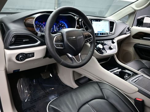 Used 2024 Chrysler Pacifica Limited image 12