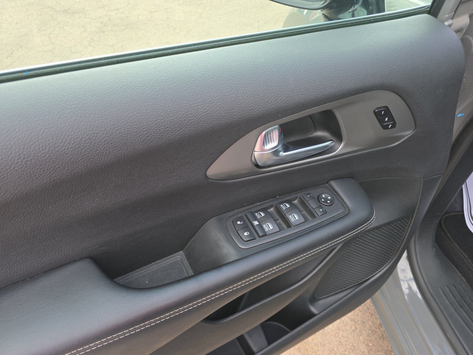 Used 2025 Chrysler Pacifica Select FWD image 11