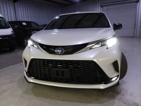 Used 2023 Toyota Sienna XSE image 42