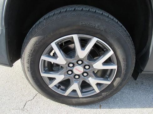 Used 2023 GMC Acadia SLE w/ Driver Convenience Package image 7