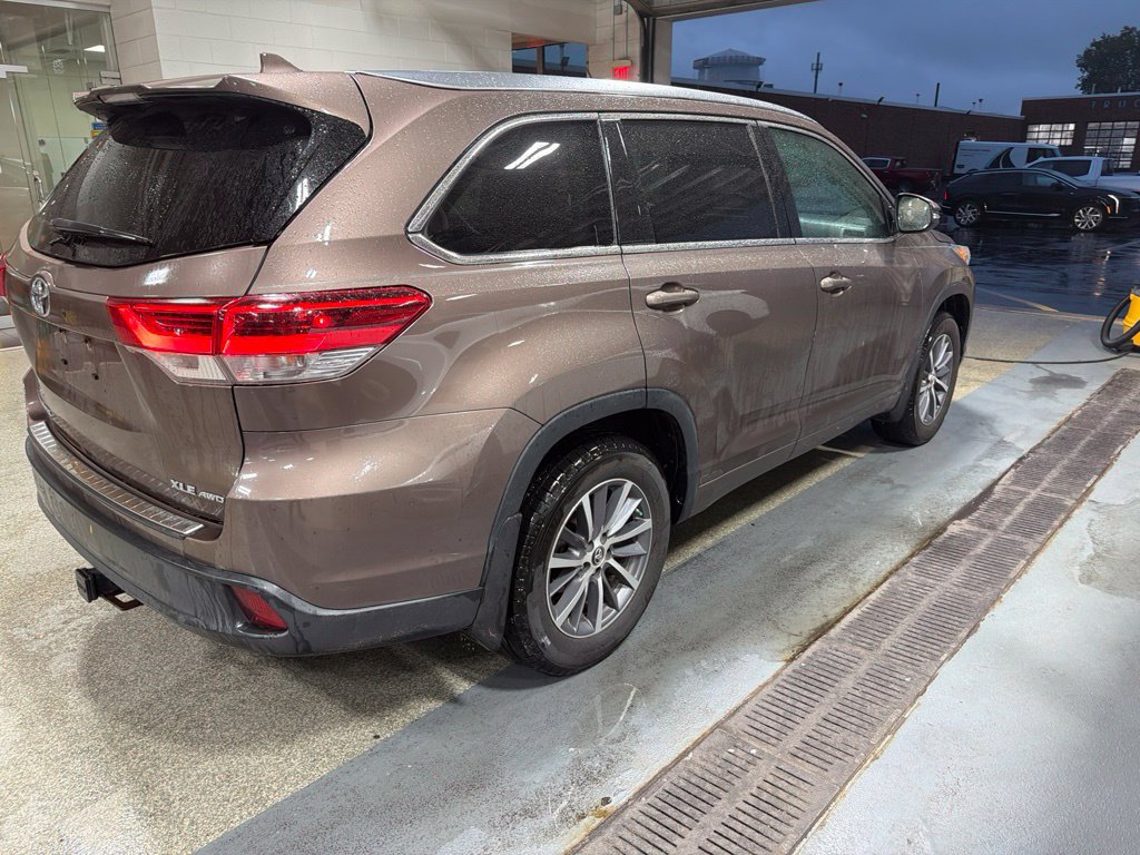 Used 2017 Toyota Highlander XLE AWD/4WD image 5