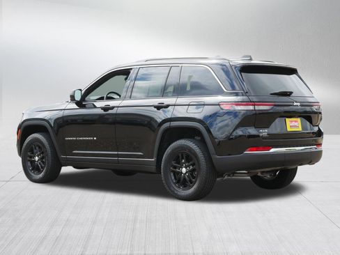 Used 2024 Jeep Grand Cherokee Laredo w/ Luxury Tech Group I AWD/4WD image 5