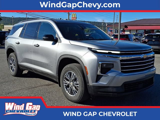 Used 2025 Chevrolet Traverse LT FWD image 1