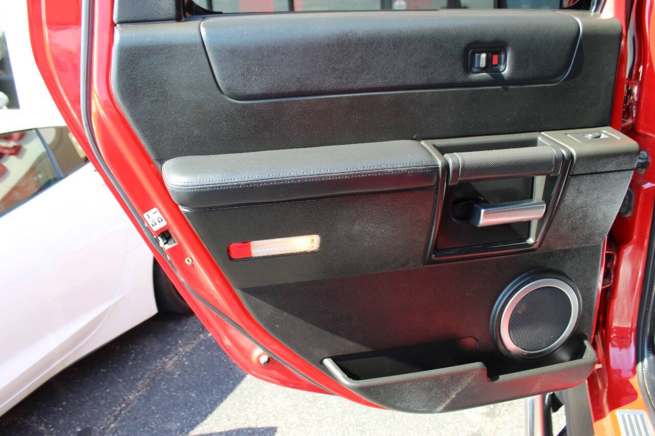 Used 2005 HUMMER H2 SUT w/ Preferred Equipment Group AWD/4WD image 16