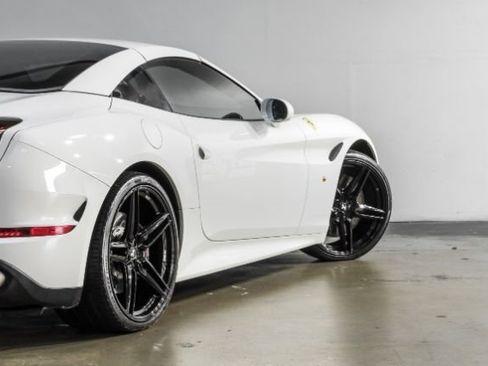 Used 2015 Ferrari California T image 13