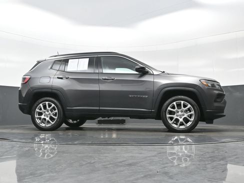 Used 2022 Jeep Compass Latitude AWD/4WD image 32