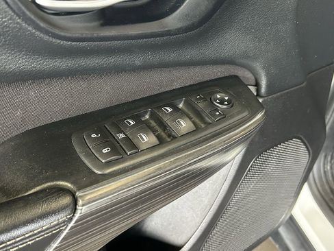 Used 2015 Jeep Cherokee Latitude AWD/4WD image 11