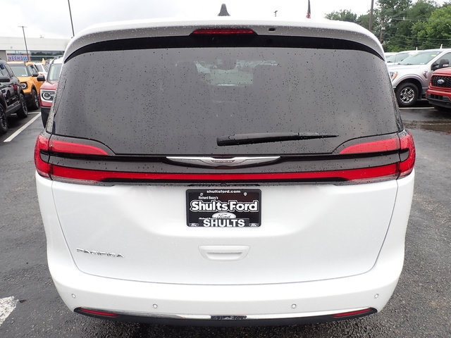 Used 2023 Chrysler Pacifica Touring-L FWD image 6