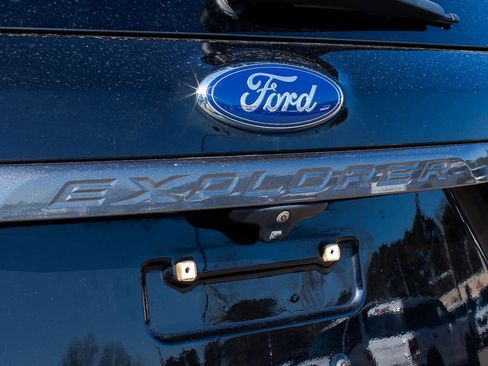 Used 2018 Ford Explorer XLT w/ Equipment Group 202A image 10