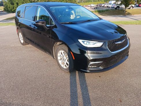 Used 2023 Chrysler Pacifica Touring-L FWD image 1