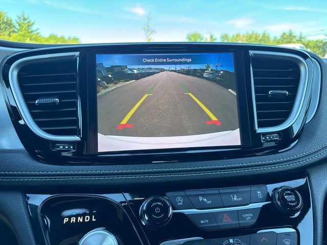 Used 2025 Chrysler Pacifica Limited FWD image 28