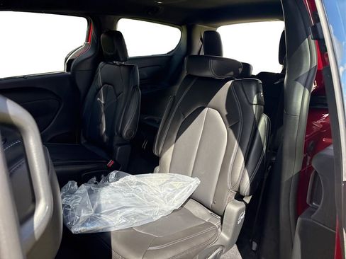 New 2026 Chrysler Pacifica Select image 10
