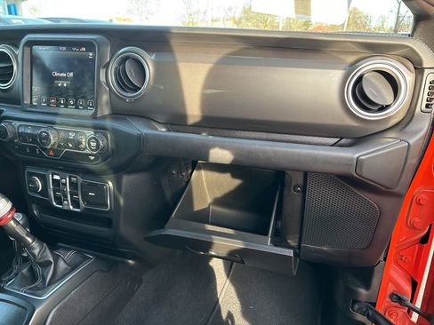 Used 2018 Jeep Wrangler Unlimited Sahara image 25