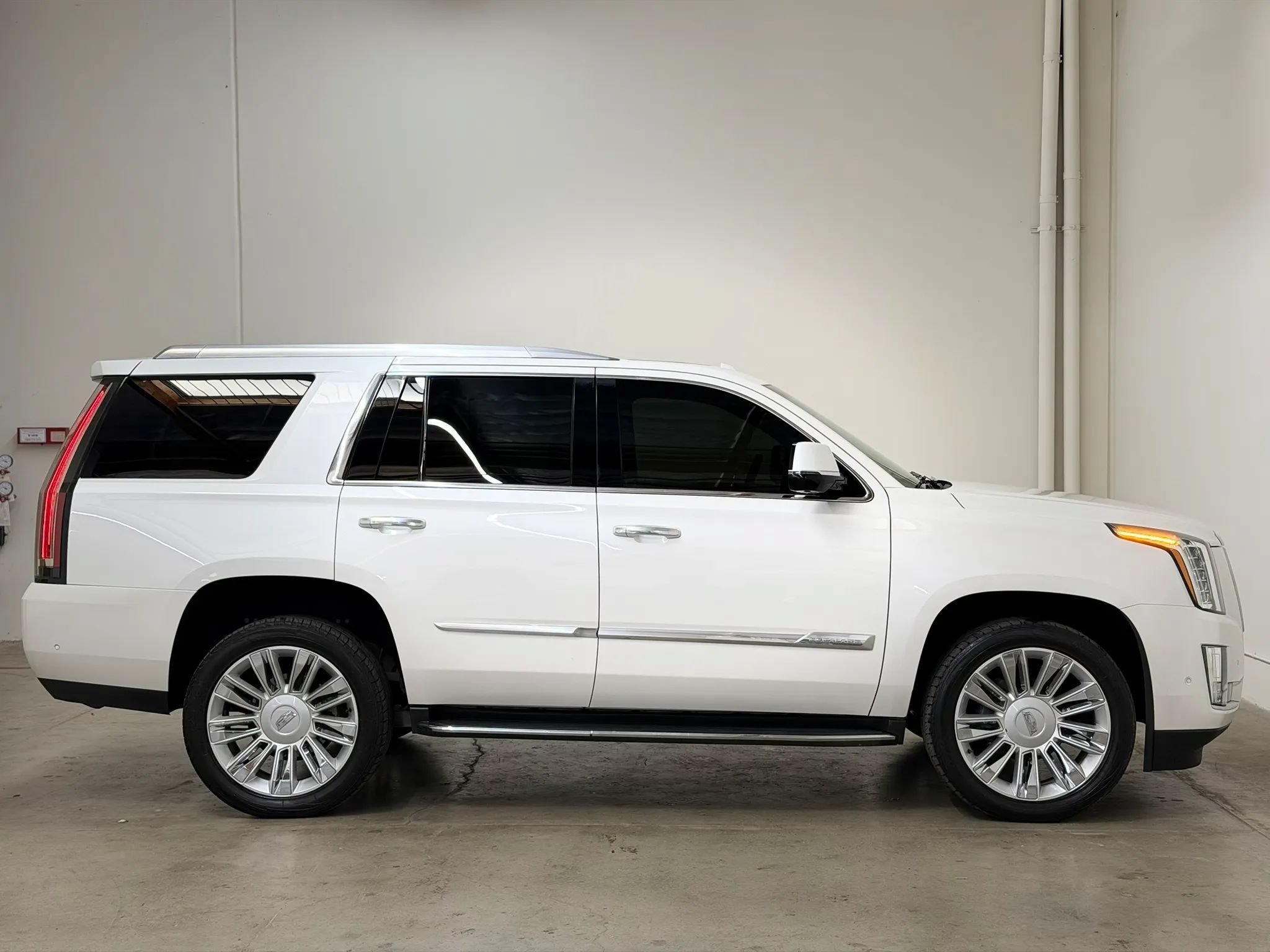 Used 2017 Cadillac Escalade Luxury AWD/4WD image 5