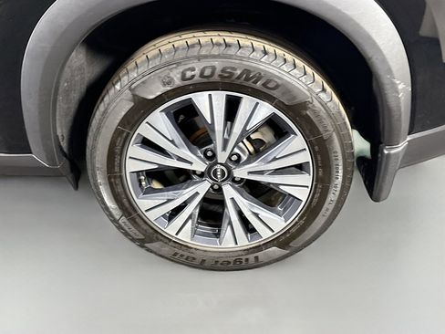 Used 2022 Nissan Rogue SV w/ SV Premium Package image 37