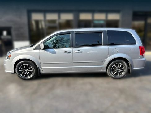 Used 2016 Dodge Grand Caravan SXT image 2
