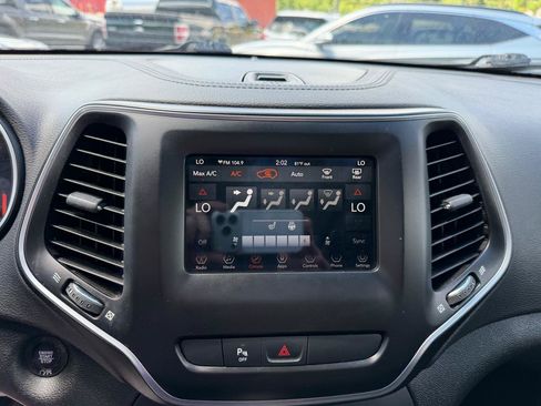Used 2019 Jeep Cherokee Latitude Plus w/ Comfort/Convenience Group AWD/4WD image 15