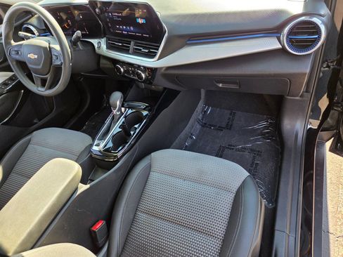 Used 2025 Chevrolet Trax LT FWD image 16