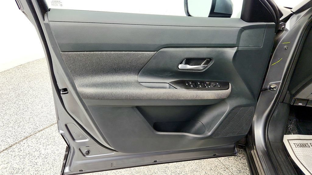 Used 2025 Nissan Kicks SV AWD/4WD image 10
