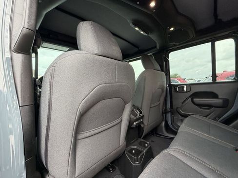 Used 2025 Jeep Gladiator Sport AWD/4WD image 16