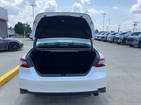 Used 2018 Toyota Camry XLE FWD image 9