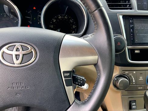 Used 2013 Toyota Highlander SE FWD image 25