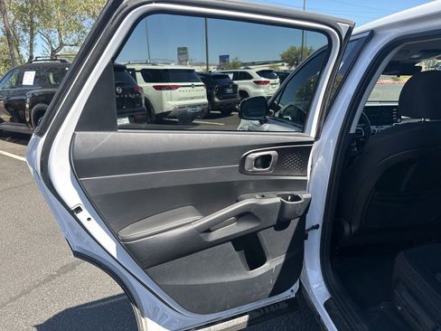 Used 2022 Kia Sorento LX AWD/4WD image 7