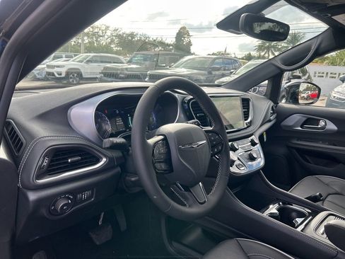 New 2026 Chrysler Pacifica Limited w/ S Appearance Package image 11