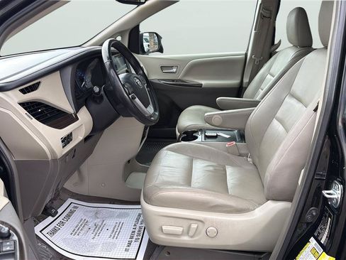 Used 2017 Toyota Sienna XLE w/ XLE Navigation Package FWD image 11