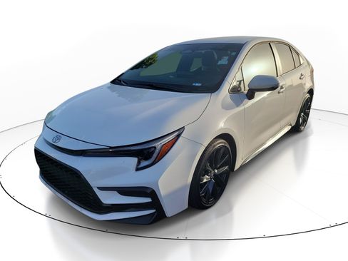 Used 2024 Toyota Corolla SE FWD image 3