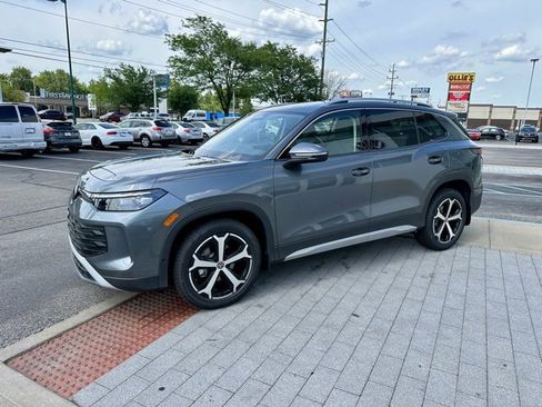 New 2025 Volkswagen Tiguan SE image 3