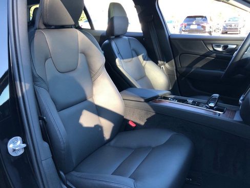 Used 2025 Volvo V60 B5 Cross Country Plus image 33