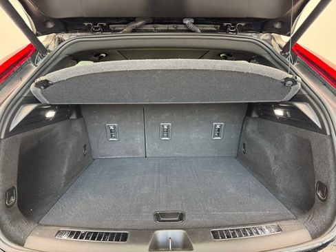 Used 2022 Cadillac XT4 Premium Luxury w/ Enhanced Visibility Package image 8