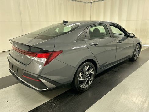 Used 2025 Hyundai Elantra Sport image 2