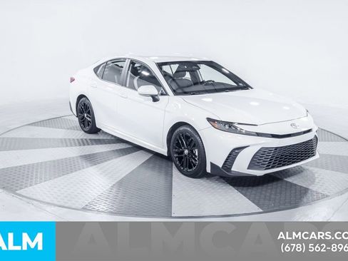 Used 2025 Toyota Camry SE image 14