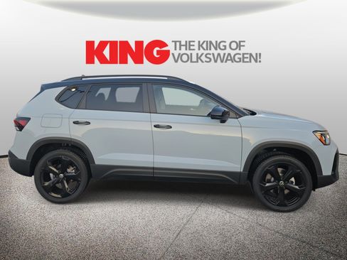 New 2026 Volkswagen Taos SE image 2