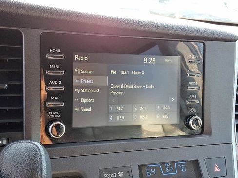 Used 2020 Toyota Sienna L image 18