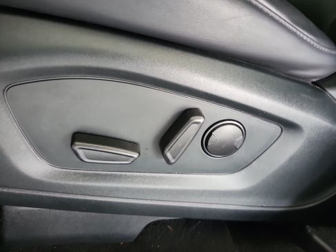 Used 2022 Ford Explorer XLT w/ Equipment Group 202A RWD image 15