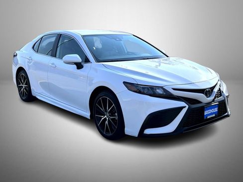 Used 2024 Toyota Camry SE image 3