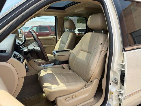 Used 2012 Cadillac Escalade Luxury RWD image 11
