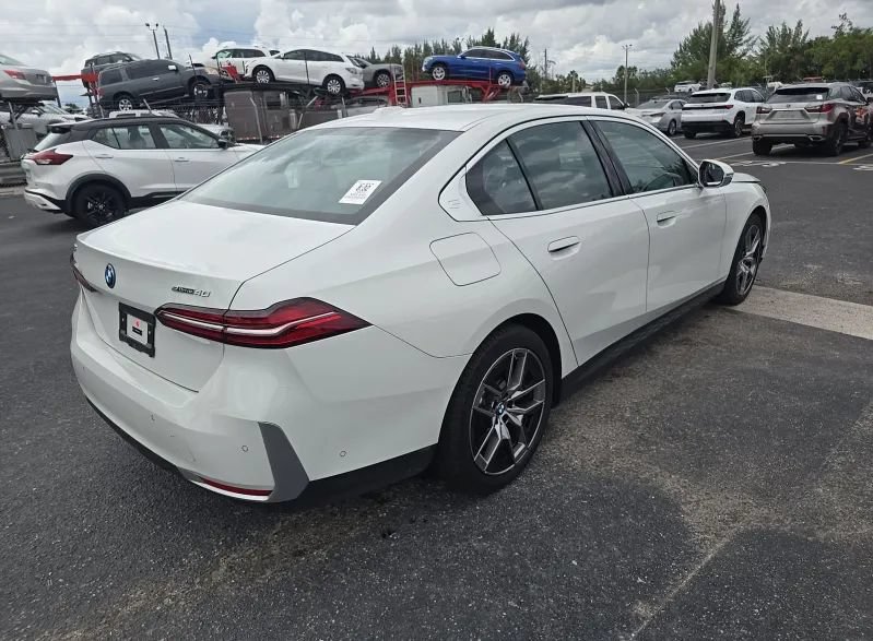 Used 2025 BMW i5 eDrive40i w/ Premium Package RWD image 5