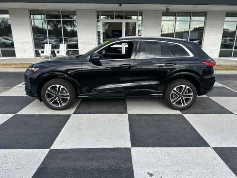 Used 2025 Audi Q5 Premium w/ Convenience Package image 1