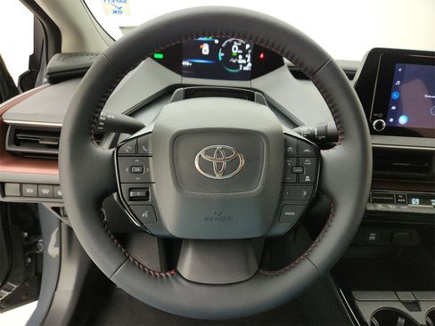 Used 2025 Toyota Prius Plug-In Hybrid image 8
