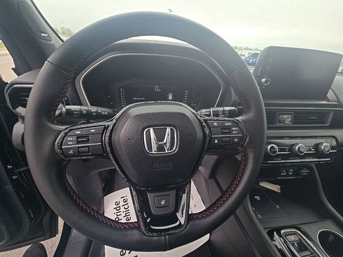 Used 2025 Honda Pilot Black Edition image 17