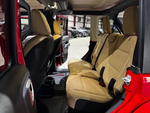 Used 2021 Jeep Wrangler Unlimited Sahara AWD/4WD image 16