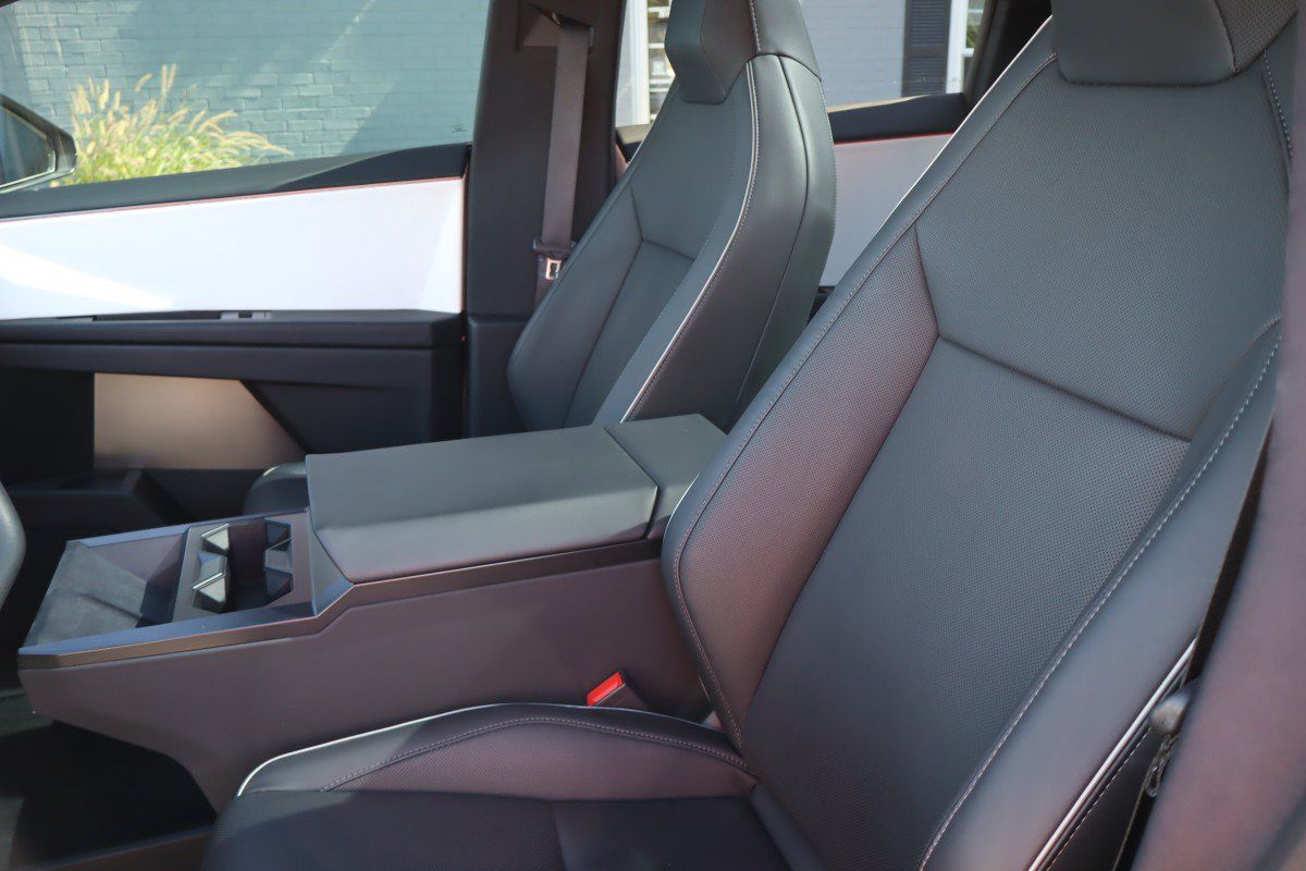 Used 2024 Tesla Cybertruck AWD Crew Cab image 38