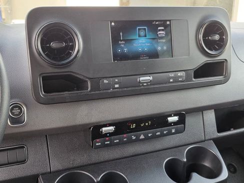Used 2024 Mercedes-Benz Sprinter 2500 image 9