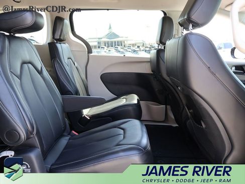 Used 2024 Chrysler Pacifica Touring-L image 11